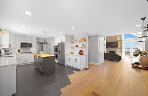 Bass Lake House | Stunning Lakefront Home - Kayaks/Bikes/Pier+More