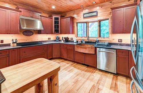 Mauston House | Stunning Lakefront Lodge On Castle Rock Lake! Perfect for Families or Retreats!