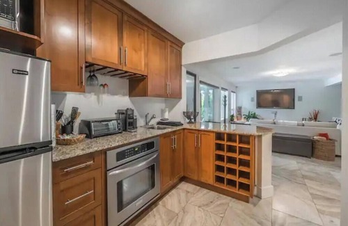 Regional District of Nanaimo House | Stunning Lakefront Suite in the Heart of the City