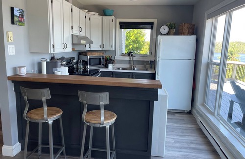 Burnt Cove House | Stunning Lakeside Retreat in Tors Cove – Nature Lover’s Paradise!
