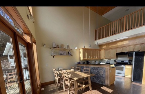 Celista House | Stunning lakeview home in the North Shuswap