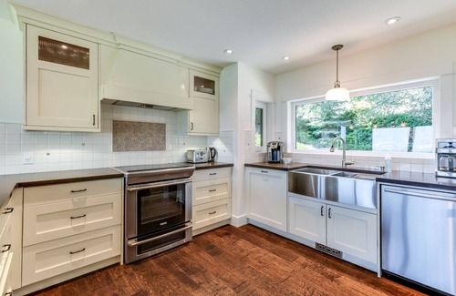 Okanagan-Similkameen House | Stunning Lakeview Vineyard with Private Pool