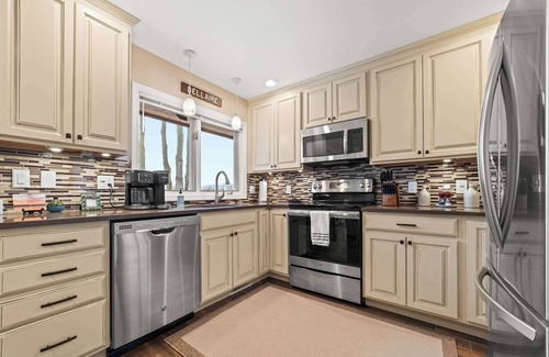 Bellaire House | Stunning LakeViewCondo with Golf & Fall Colors