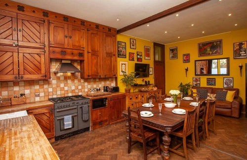 Box House | Stunning, Large Chapel, Nr Bath (EC)