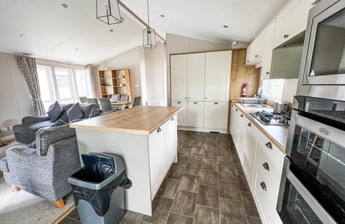 Clacton-on-Sea Cabin | Stunning lodge boasting lake views at Weely Bridge Holiday Park ref 69005L