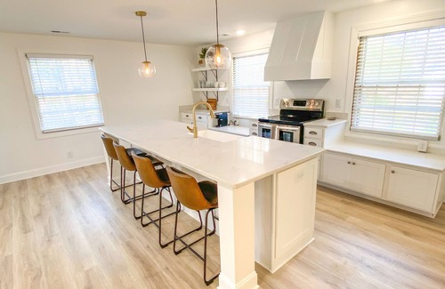 North Garrett Road House | Stunning Loft w/King Suite: near Duke/UNC, RDU Airport, Downtown