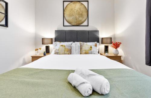 High Barnet Apartment | Stunning London 1-Bedroom Flat - Sleeps 4 - Parking Available - Save 20 Percent on Extended Stays - Central Location! Instant Book!