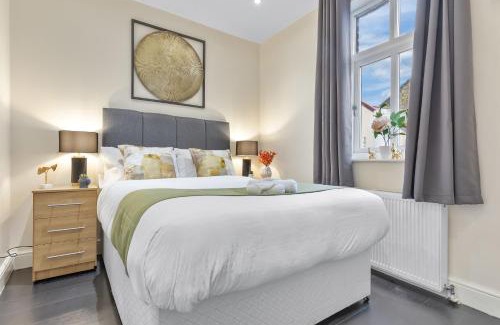 High Barnet Apartment | Stunning London 1-Bedroom Flat - Sleeps 4 - Parking Available - Save 20 Percent on Extended Stays - Central Location! Instant Book!