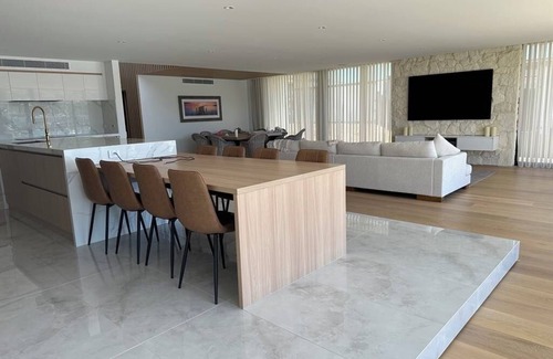 Safety Beach House | Stunning Luxury Waterfront Retreat – Sleeps 12, Pool, Spa & Entertainment Galore