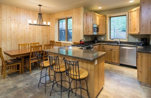 Bend Cabin | Stunning Luxury w/Hot tub & Amazing Views on Private Lake - Bend