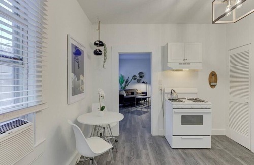 Central Gardens Apartment | Stunning Memphis' Neighborhood-Guest House Retreat