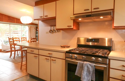 Amazon House | Stunning Mid-Century Modern 1.1 miles to Hayward Field! Radiant Floor Heat!