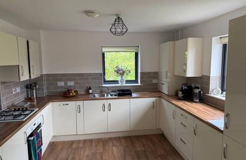Uxbridge North Apartment | Stunning Modern 2-bedroom apartment in Uxbridge with Lift & parking. Fast Wi-Fi