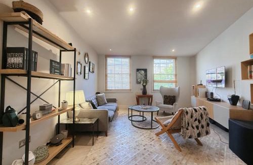 Vincent Square Villa | Stunning Modern 2-Floor House with 3 Ensuite Rooms