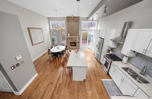 Noble Square House | Stunning MODERN Home Downtown/RiverWest Close to Fulton Market & United Center