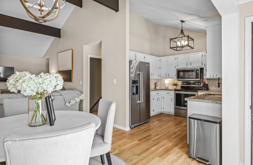Buford House | Stunning Modern Lakefront Fun, Swim, Paddleboard