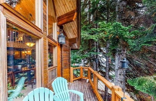 Hyak Cabin | Stunning mountain retreat near skiing & lake w/ free WiFi, spacious deck, & more