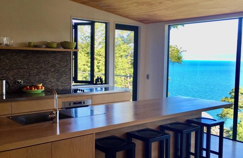 Ngaio Bay House | Stunning Ocean front beach house Split Apple Rock