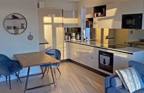 Berrylands Apartment | Stunning One Bedroom Luxury Apartment 5 min from Station