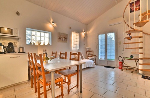 La Remigeasse House | Stunning private villa for 4 guests with WIFI, TV, terrace, pets allowed and parking