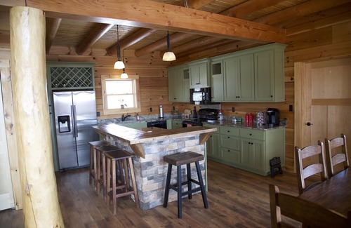Loraine Cabin | Stunning Private Cabin Getaway with Gorgeous Fireplace near Quincy, Illinois