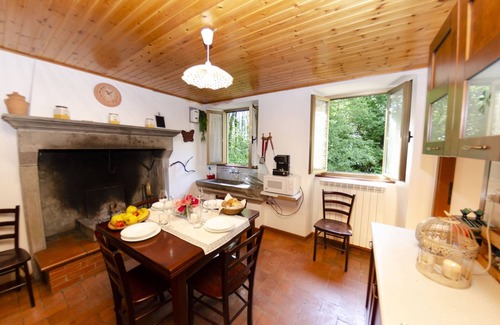 Casoli Villa | Stunning private villa for 7 guests with private pool, WIFI, TV, terrace, pets allowed and parking