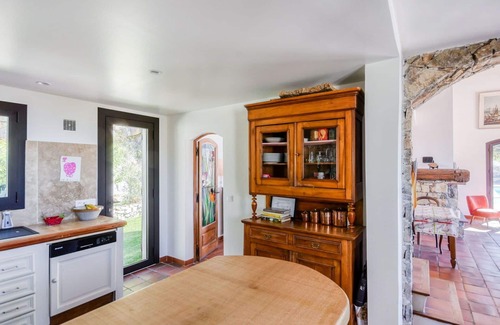 Sollies-Ville Villa | Stunning private villa for 6 people with private pool, TV and terrace