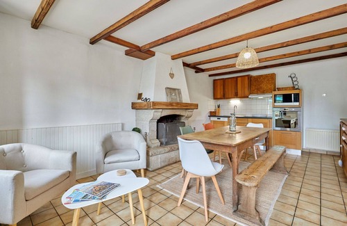 Surville House | Stunning private villa for 4 guests with WIFI, TV, pets allowed and parking