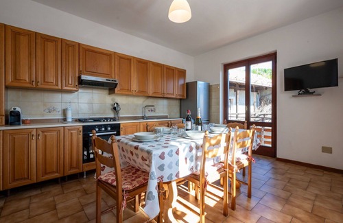 Pella House | Stunning private villa for 6 guests with WIFI, TV, patio, pets allowed and parking