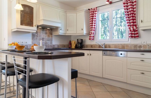 Lorgues House | Stunning private villa for 6 people with WIFI, private pool, TV and terrace