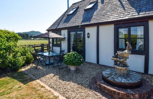 Llangyniew House | Stunning private villa for 4 people with WIFI, TV, patio, panoramic view and parking