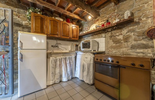 Uzzano Villa | Stunning private villa for 5 guests with WIFI, private pool, pets allowed and parking