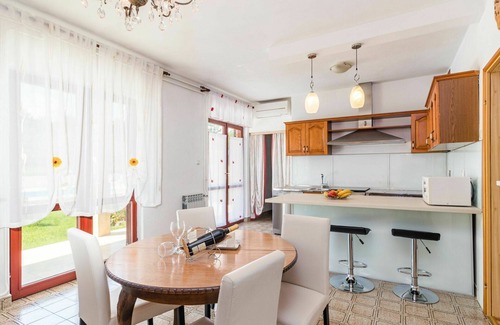 Rakotule House | Stunning private villa with WIFI, A/C, private pool, TV, terrace, pets allowed and parking