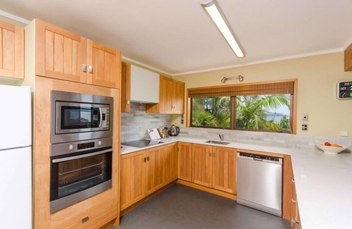 Paihia Apartment | Stunning sea views-private-fully equipped-spotless