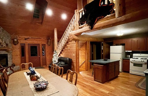 Cornell Cabin | Stunning, secluded lodge nestled in the woods- minutes from town.