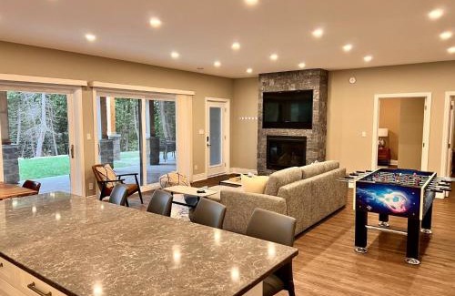 Kincardine House | Stunning Serenity Cove On The Lake Cozy Cottage