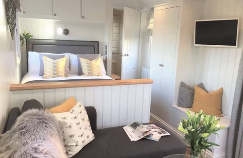Nantwich Cabin | STUNNING SHEPHERDS HUT WITH HOT TUB IN BEAUTIFUL RURAL CHESHIRE, NEAR NANTWICH