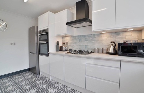 Sleaford House | Stunning & Spacious Home | Driveway | Sleeps 6!