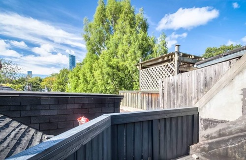 Cabbagetown South Apartment | Stunning Split-level 2BR Loft near Dundas Sq