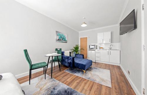 Glyndon Apartment | Stunning studio flat with free on-street parking!