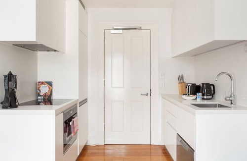 Lewisham Apartment | Stunning Studio with Alfresco Terrace near Trains