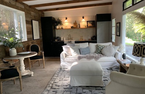 Kincumber Cabin | Stunning Tiny House- 5 minutes to Avoca Beach & Amenities