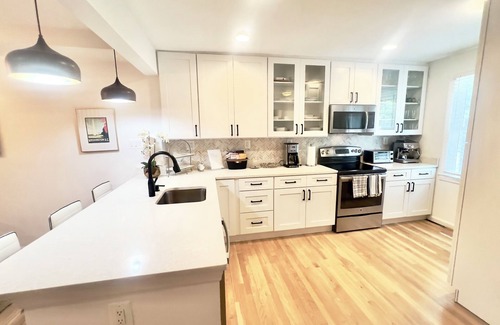 Capitol Hill Bed & Breakfast | Stunning Townhouse steps from the Wharf with private parking