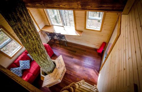 Stonewall House | Stunning Tree House Tucked Away Among the Trees near Germantown, Kentucky