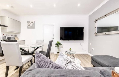 Swindon Apartment | Stunning Two Bedroom with Two en-suites, Free Parking, Pet Friendly