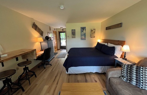 North Woodstock Resort | Stunning updated studio located in the heart of the White Mountains.