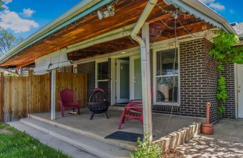 Southeast House | Stunning Upper Family Unit with King Beds & Yard