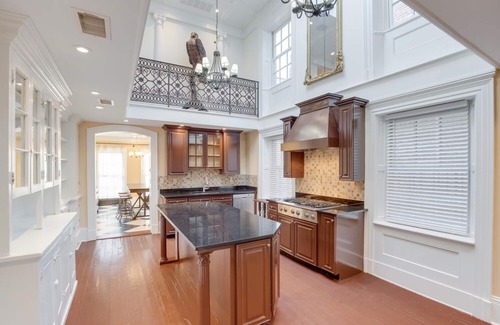 Mount Vernon House | Stunning Victorian Mansion, Baltimore near Inner Harbor with 10 BR and 4 carpark