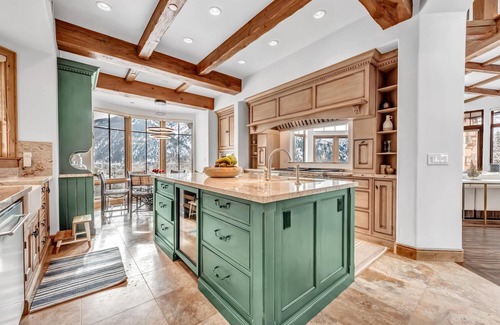 Aspen House | Stunning View Estate (2.6 acres) Walking distance to town