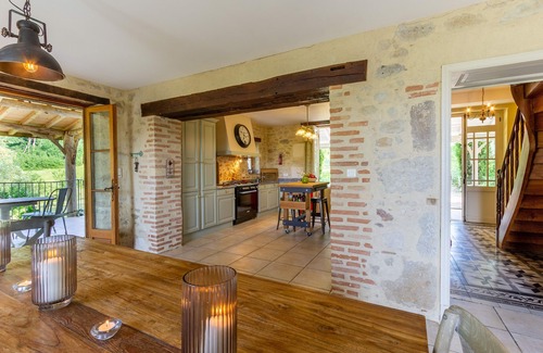 Sainte-Colombe-de-Duras Villa | Stunning view over valley, private heated pool, walk to cafe bar, wine tasting